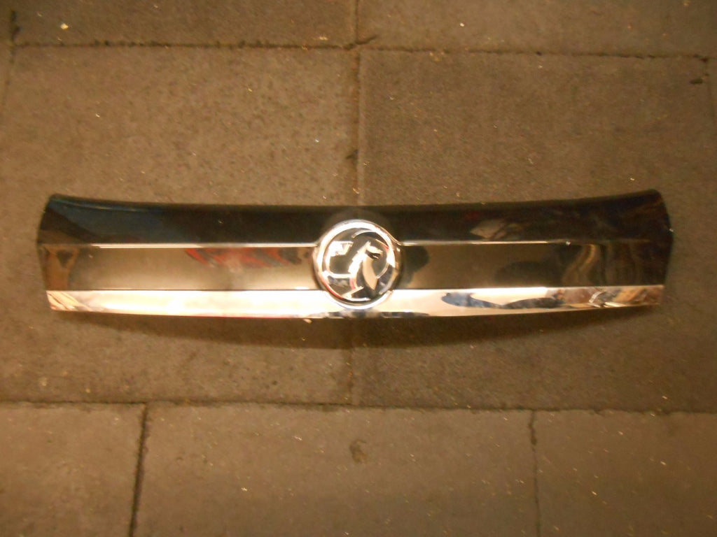 VAUXHALL MOKKA 2015 BOOT LID TAILGATE BADGE & NUMBER PLATE LIGHT TRIM BLACK