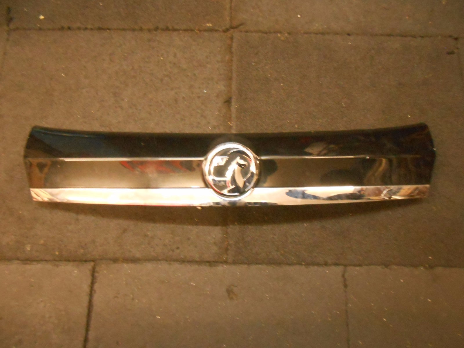 VAUXHALL MOKKA 2015 BOOT LID TAILGATE BADGE & NUMBER PLATE LIGHT TRIM BLACK