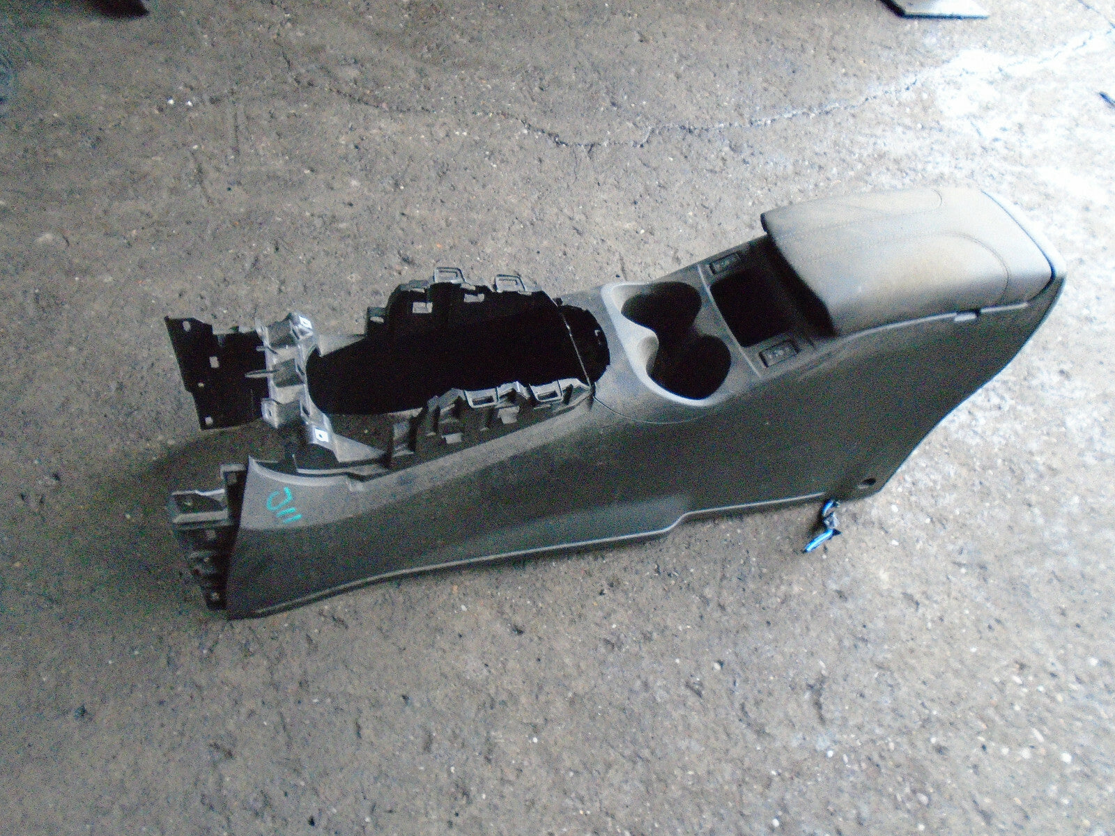 NISSAN QASHQAI J11 MK2 LOWER CENTRE CONSOLE ARMREST TRIM