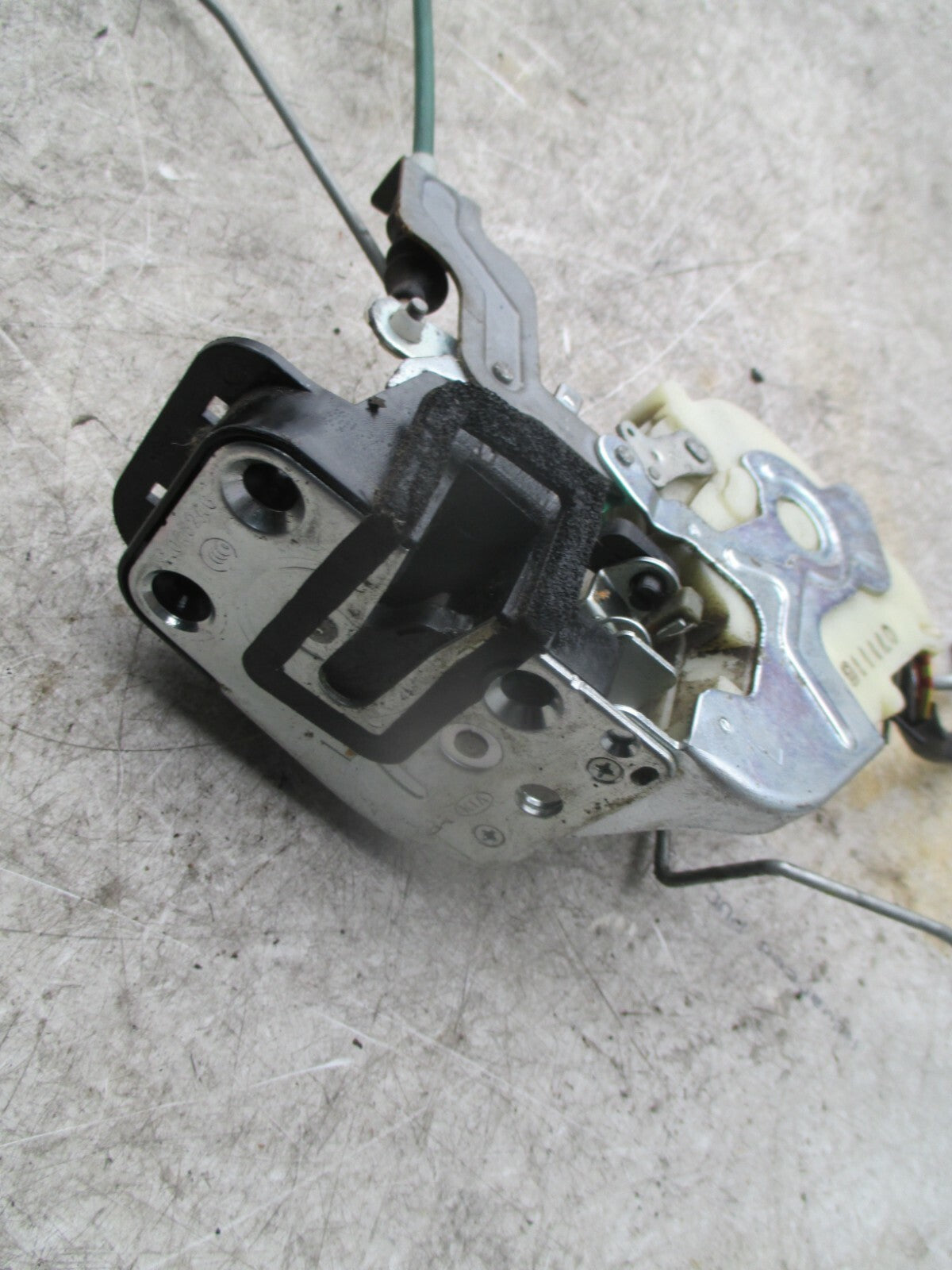 KIA SORENTO 2008 MK1 NSF FRONT PASSENGER SIDE DOOR LOCK MECHANISM WITH HANDLE