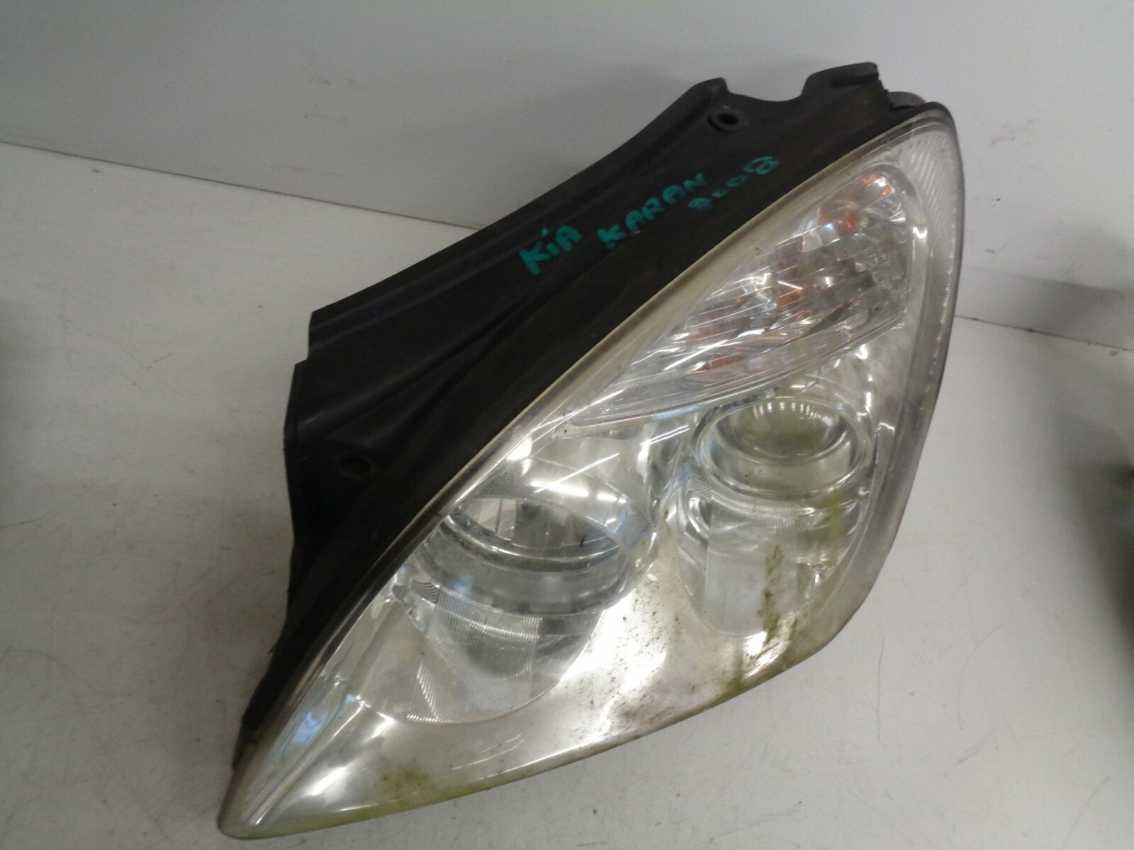 KIA CARENS 2008 NS FRONT PASSENGER SIDE HEADLIGHT HEADLAMP