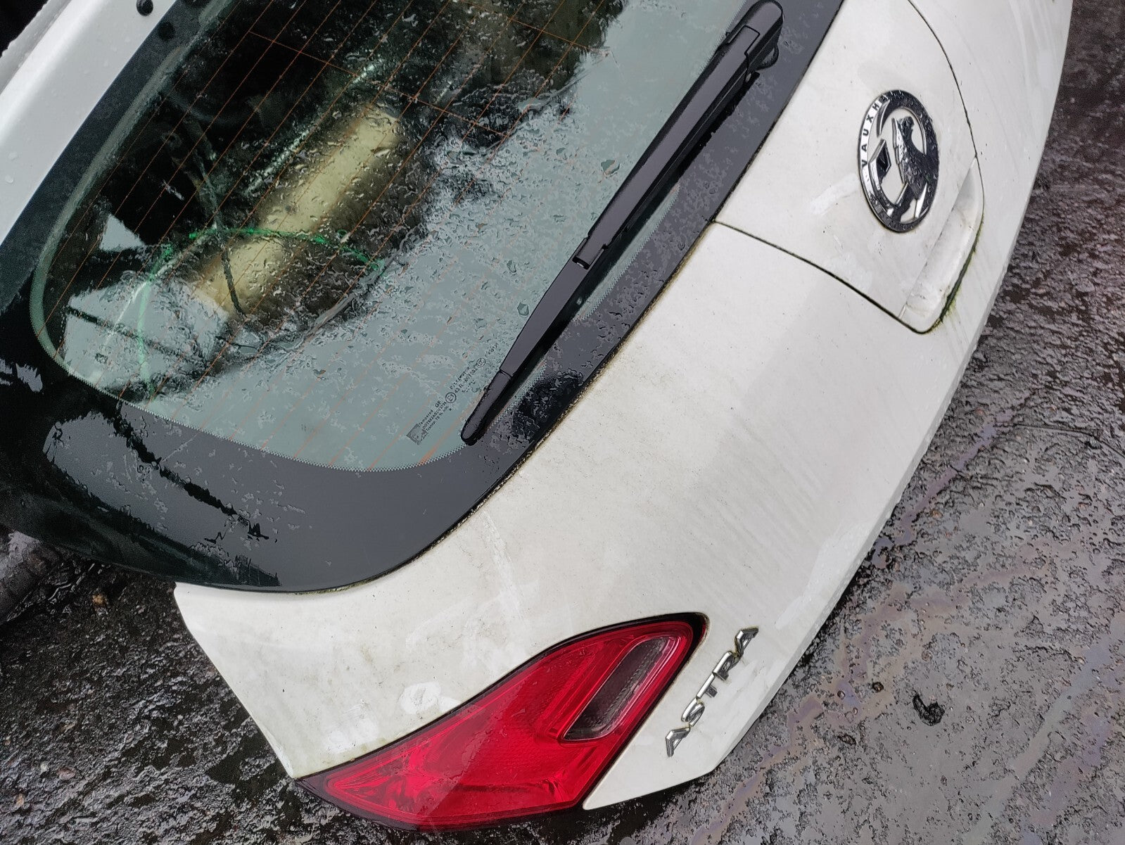 2010 VAUXHALL ASTRA J MK6 COMPLETE GLASS BOOTLID TAILGATE SUMMIT WHITE ZGAZ