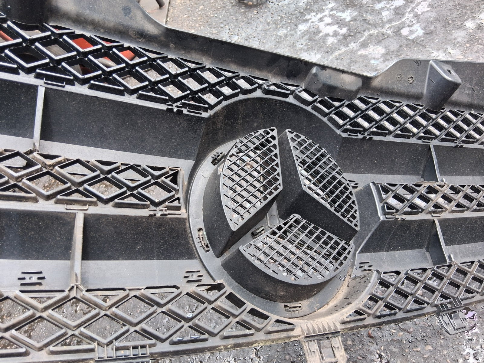 2015 MERCEDES BENZ SPRINTER W907 FRONT BUMPER CENTRE MAIN GRILL A9068800385
