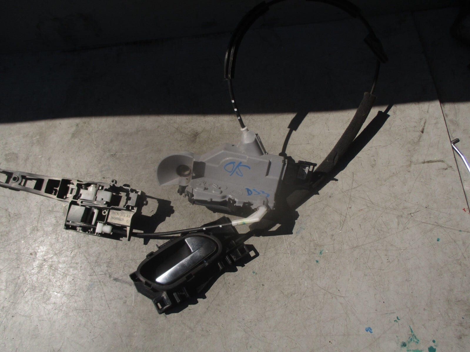 2016 CITROEN DS3 OSF DRIVER FRONT DOOR LOCK MECHANISM WITH DOOR HANDLE A04973