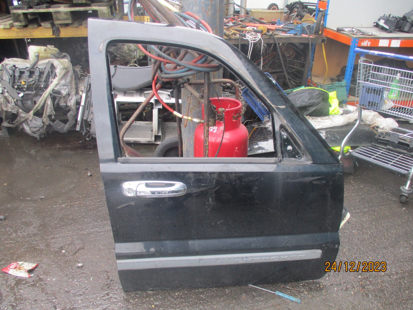 2006 JEEP CHEROKEE OSF DRIVER SIDE FRONT BARE DOOR BLACK
