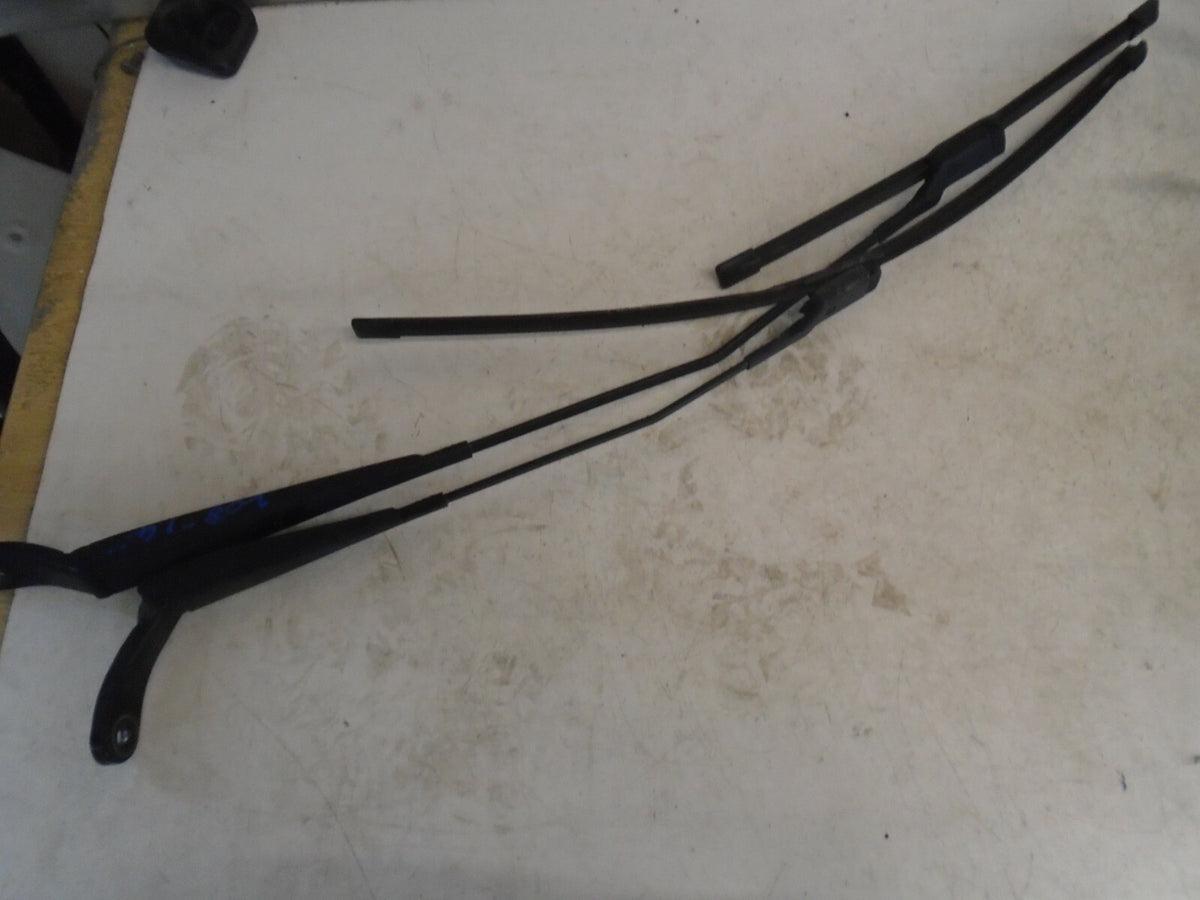 PEUGEOT 208 2014 MK1 PAIR OF WIPER BLADES 9673916780