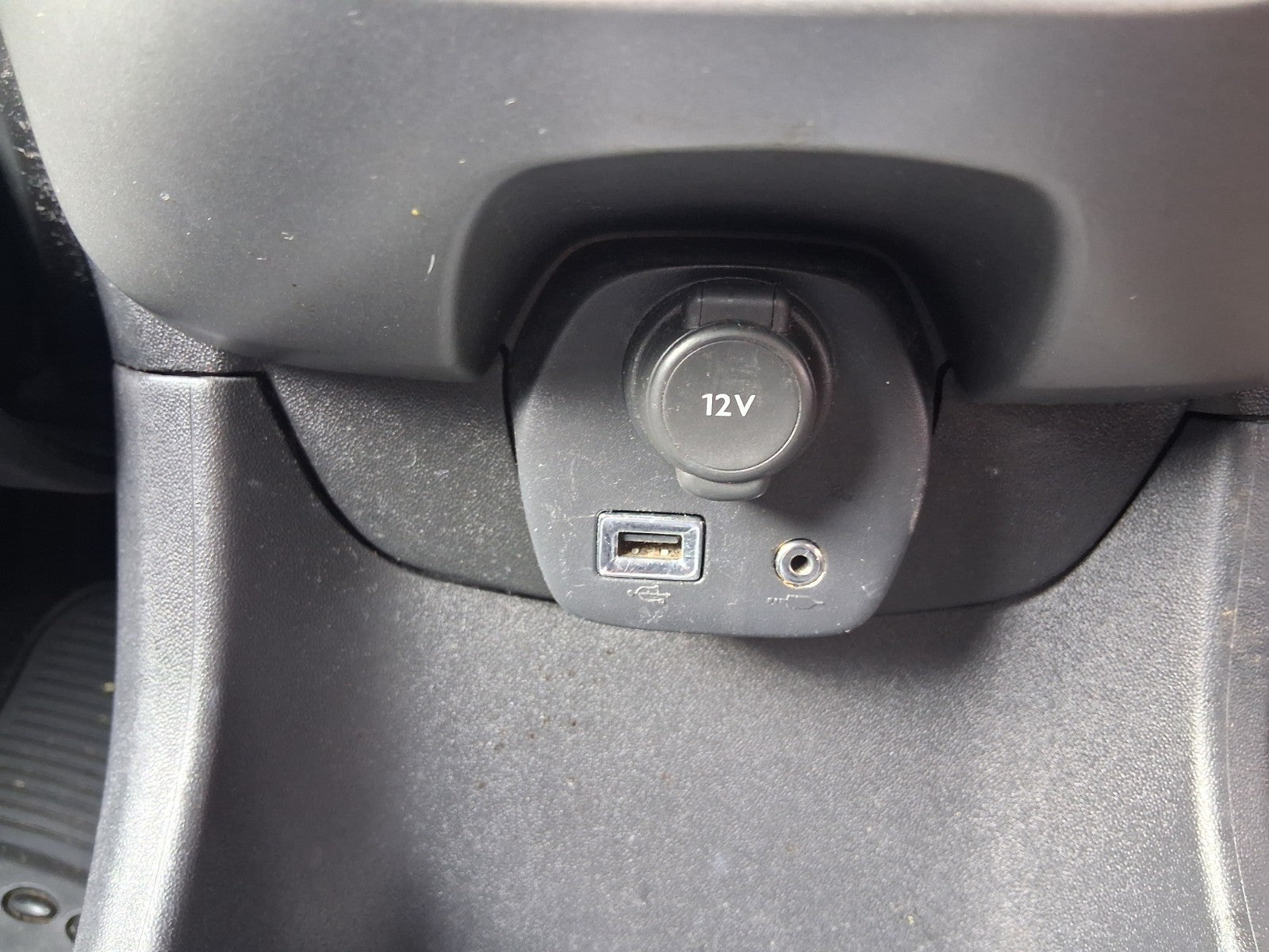 2016 PEUGEOT 108 MK2 USB POWER SOCKET PLUG TRIM