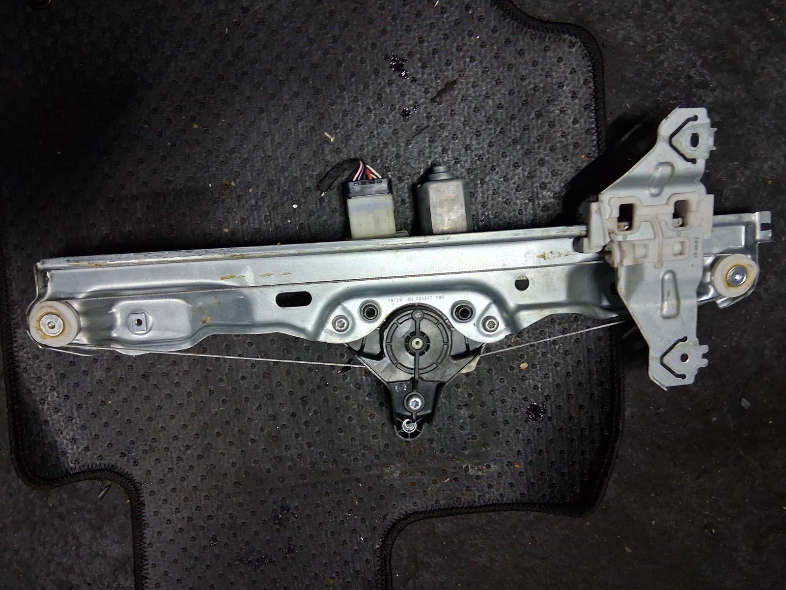 2020 NISSAN QASHQAI J11 MK2 OSR DRIVER SIDE WINDOW MOTOR REGULATOR 82700HV00C