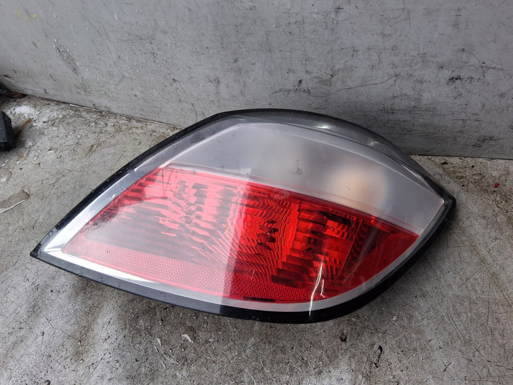2006 VAUXHALL ASTRA H OSR DRIVER SIDE FRONT RIGHT TAIL LIGHT