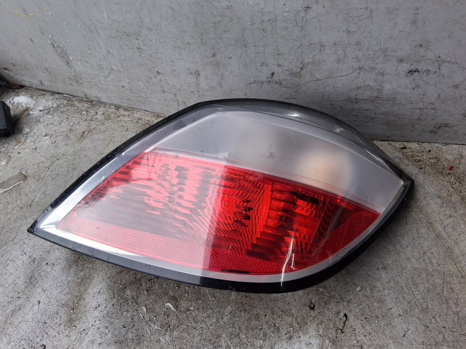 2006 VAUXHALL ASTRA H OSR DRIVER SIDE FRONT RIGHT TAIL LIGHT