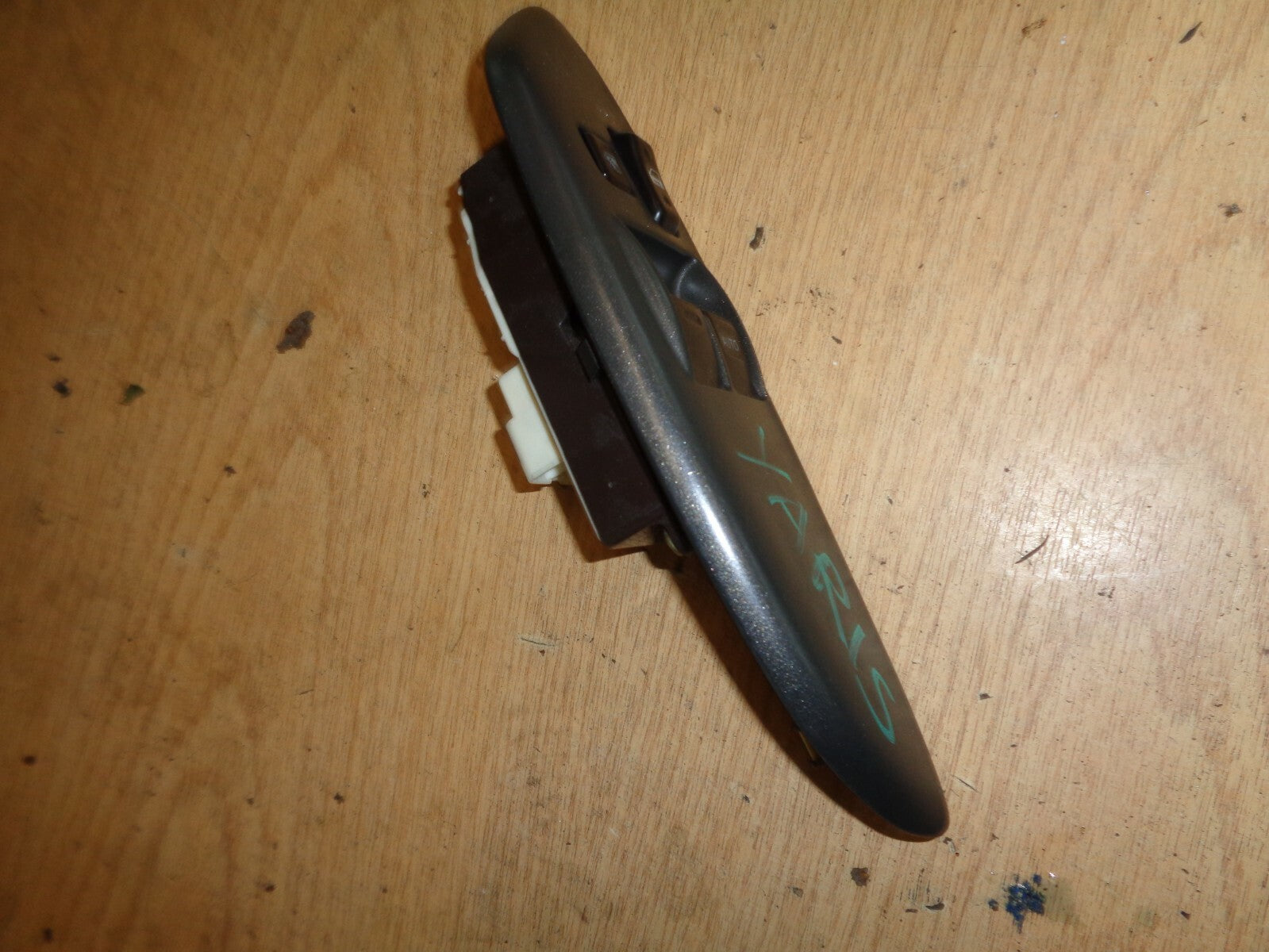 TOYOTA YARIS MK1 2002 DRIVER SIDE WINDOW GLASS SWITCH