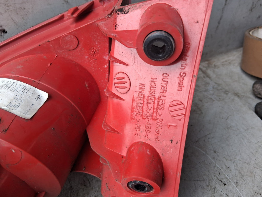 2010 SEAT LEON MK2 FACELIFT NSR PASSENGER SIDE REAR OUTER TAIL LGHT 1P0945095F