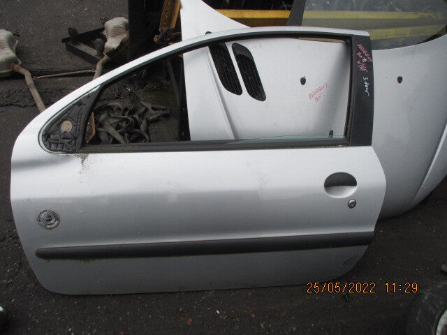 PEUGEOT 206 2005 3 DOOR NSF PASSENGER SIDE COMPLETE DOOR SILVER