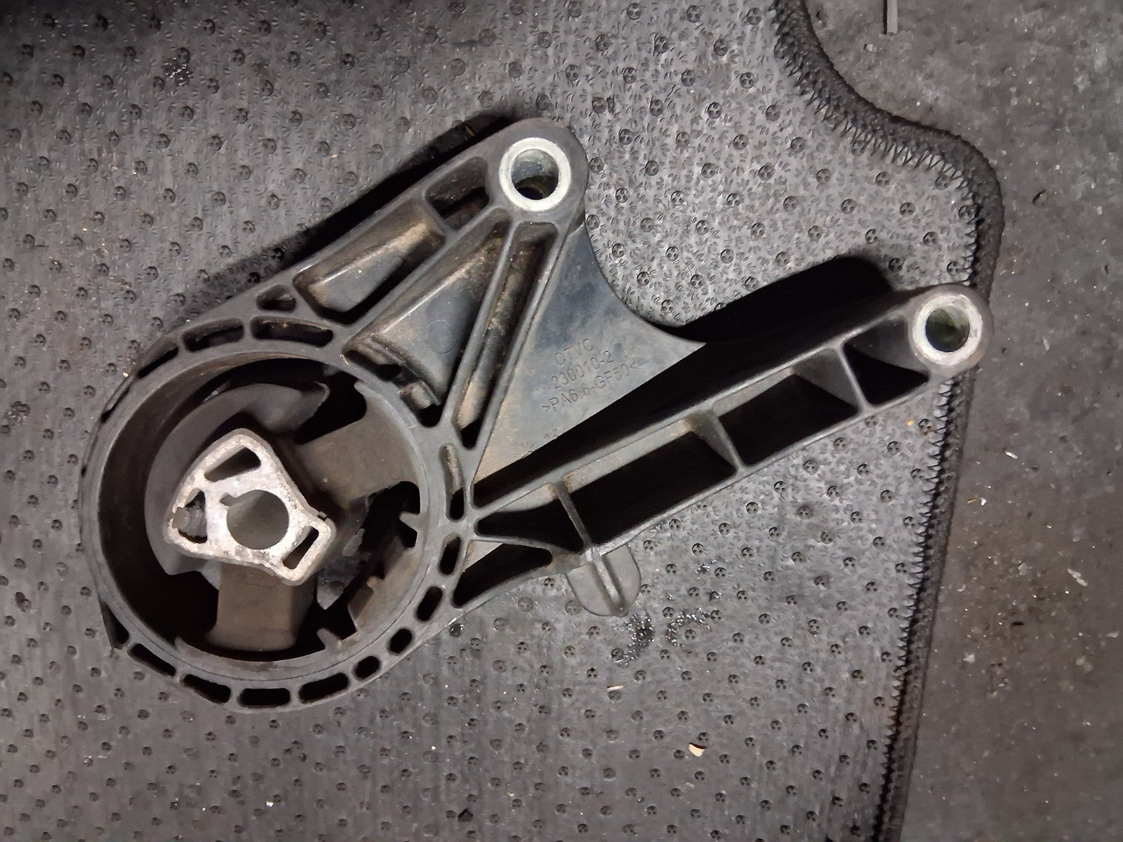 2018 VAUXHALL ZAFIRA C GEARBOX MOUNT BRACKET 2300102