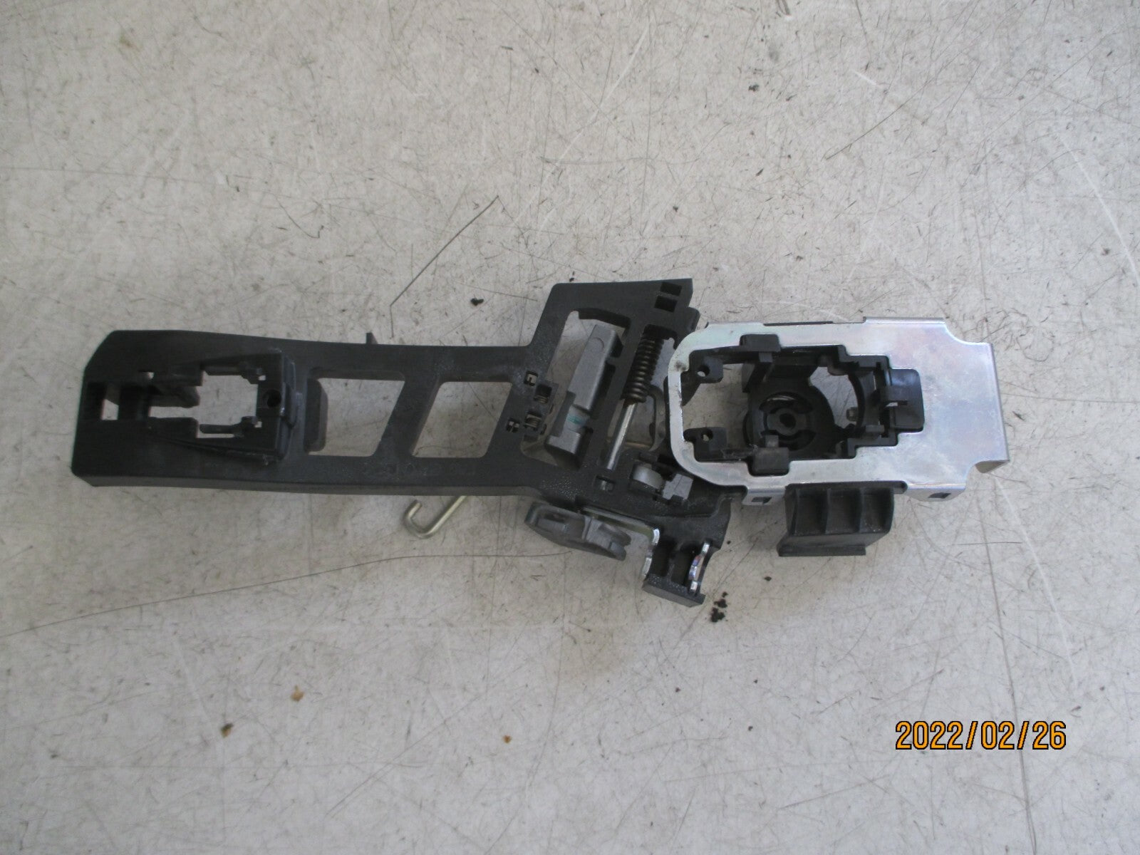 FORD KA+ 2018 MK3 OSF FRONT DRIVER SIDE HANDLE BRACKET