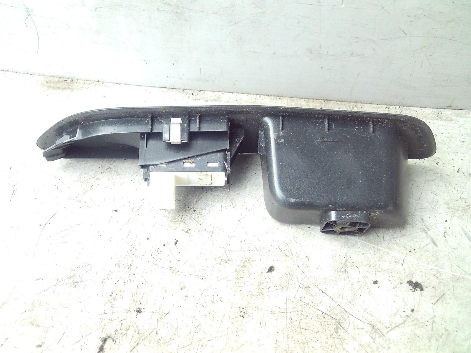 21 CITROEN C4 MK3 OSR DRIVING SIDE REAR RIGHT WINDOW CONTROL SWITCH 9831081480