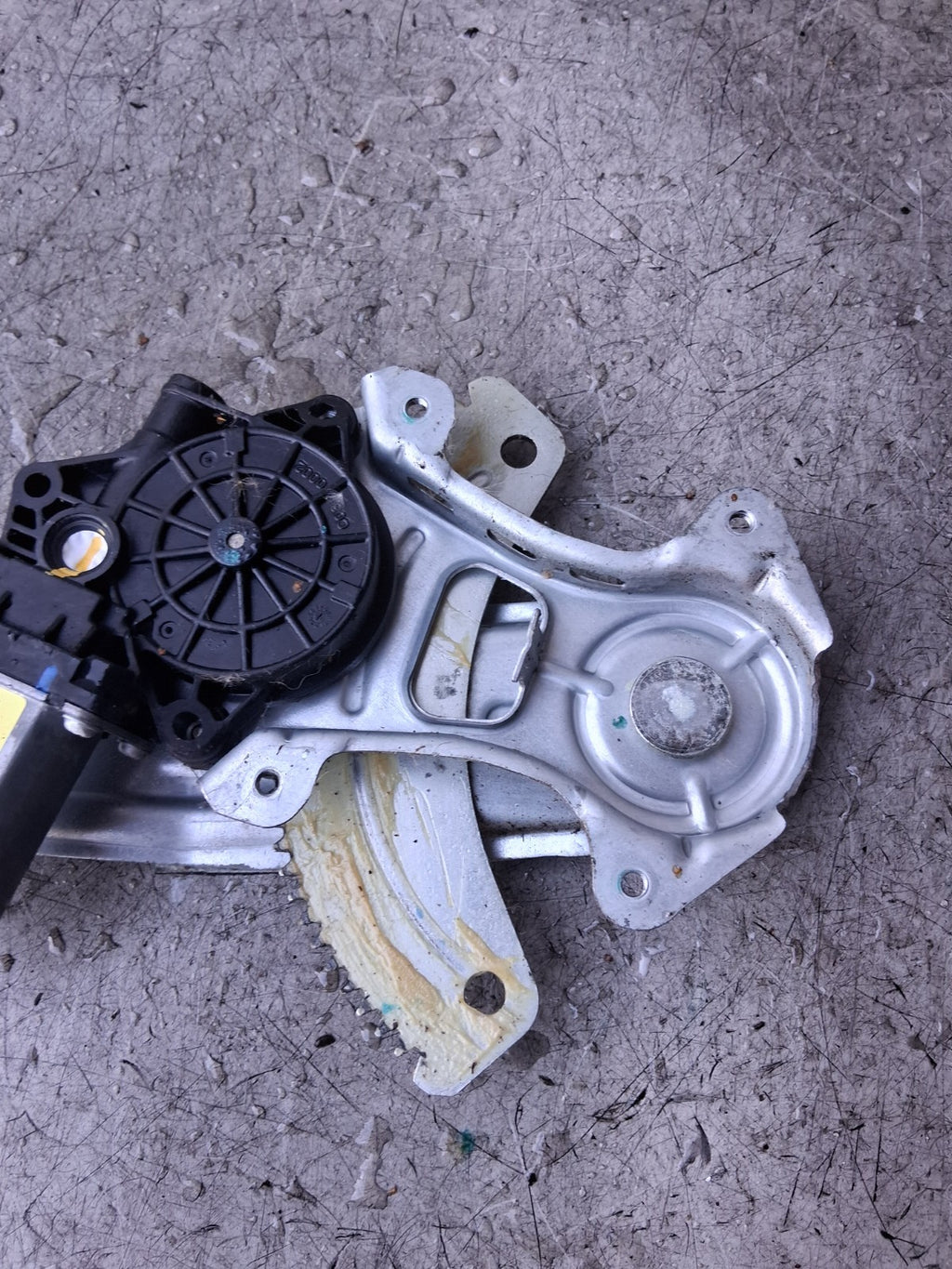2016 NISSAN NOTE OSR DRIVER SIDE REAR RIGHT WINDOW MOTOR REGULATOR 827311HB1A