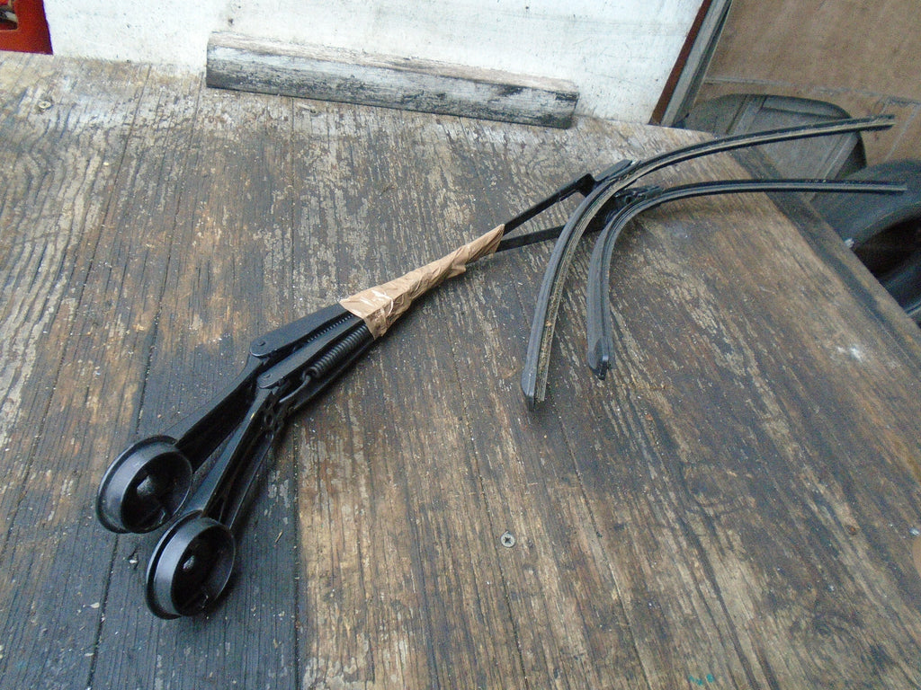 FORD FOCUS MK3 2017 FRONT WINDSCREEN BOTH SIDES WIPERS BM5117526AC BM5117526BC