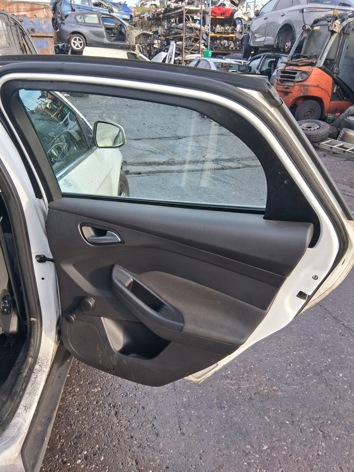 2013 FORD FOCUS MK3 HATCHBACK OSR DRIVER SIDE REAR RIGHT COMPLETE DOOR WHITE Z2