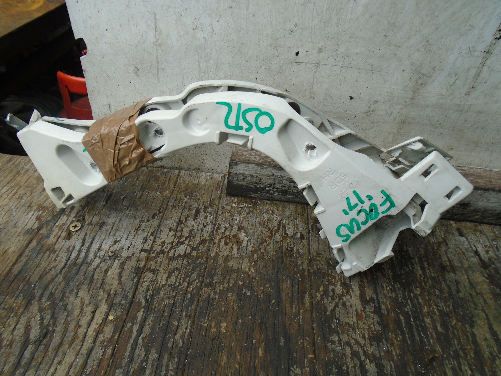 FORD FOCUS MK3 2017 HATCHBACK REAR BUMPER BRACKETS PAIR SET