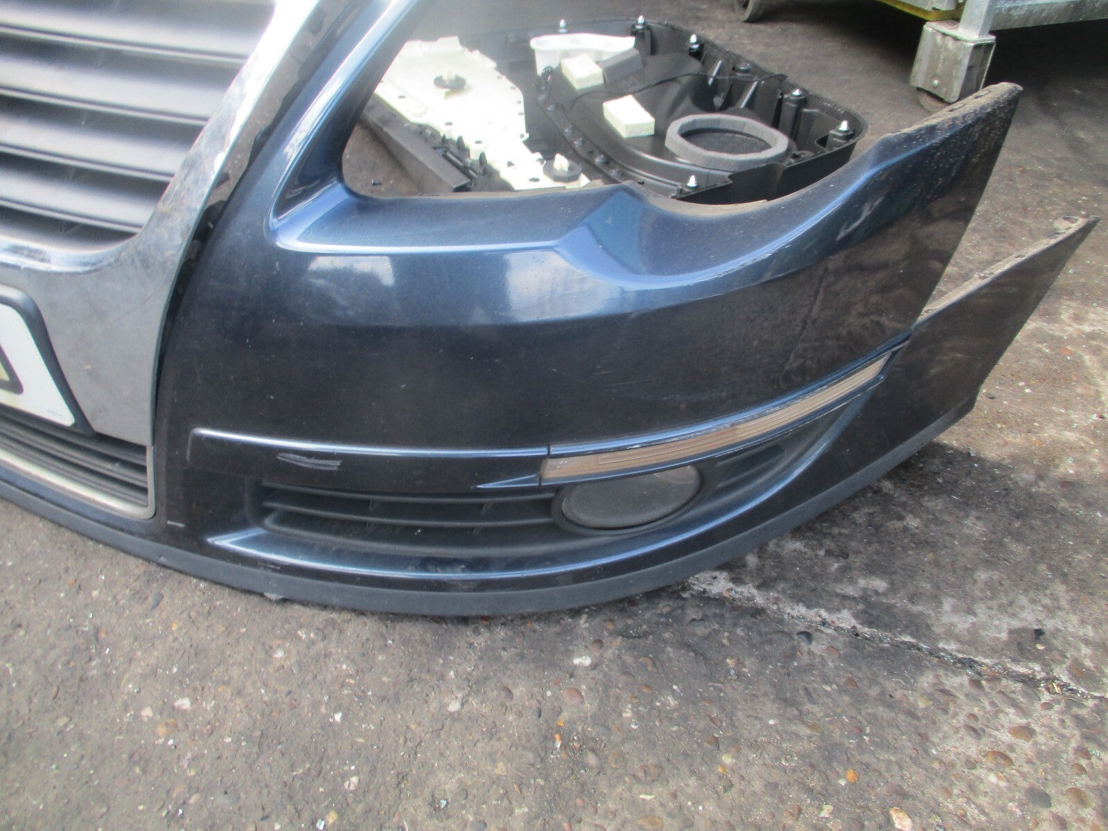 VW VOLKSWAGEN PASSAT B6 2005 COMPLETE FRONT BUMPER GRILL FOG LIGHT BLUE