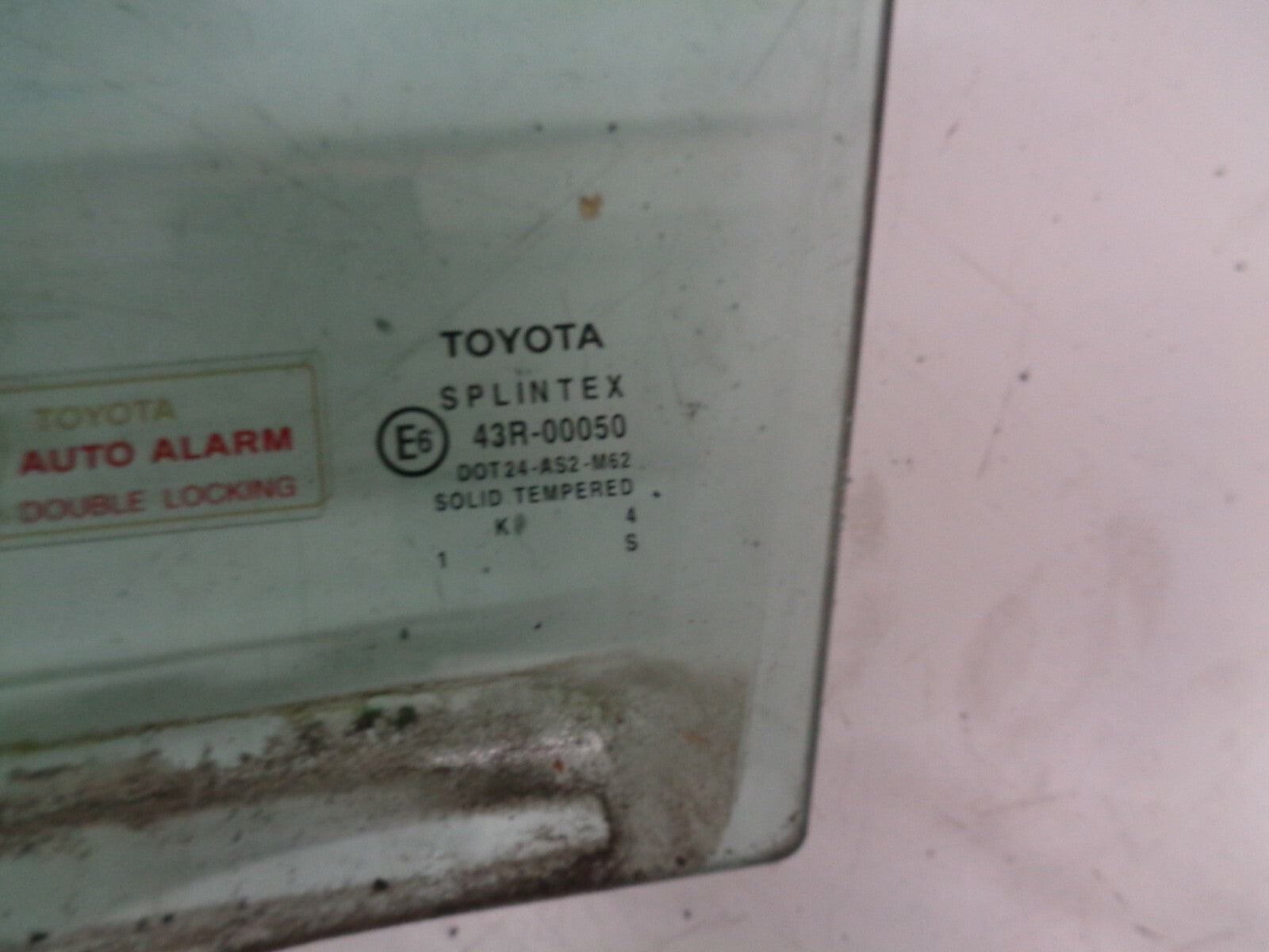 TOYOTA AVENSIS 2004 1.8 PETROL NSF PASSENGER SIDE FRONT DOOR WINDOW GLASS
