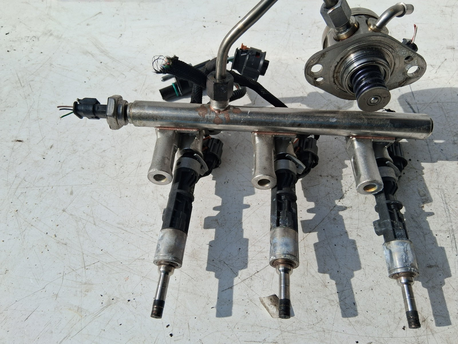 2021 CITROEN C4 MK3 1.2 PETROL INJECTOR FUEL RAIL 9830305880