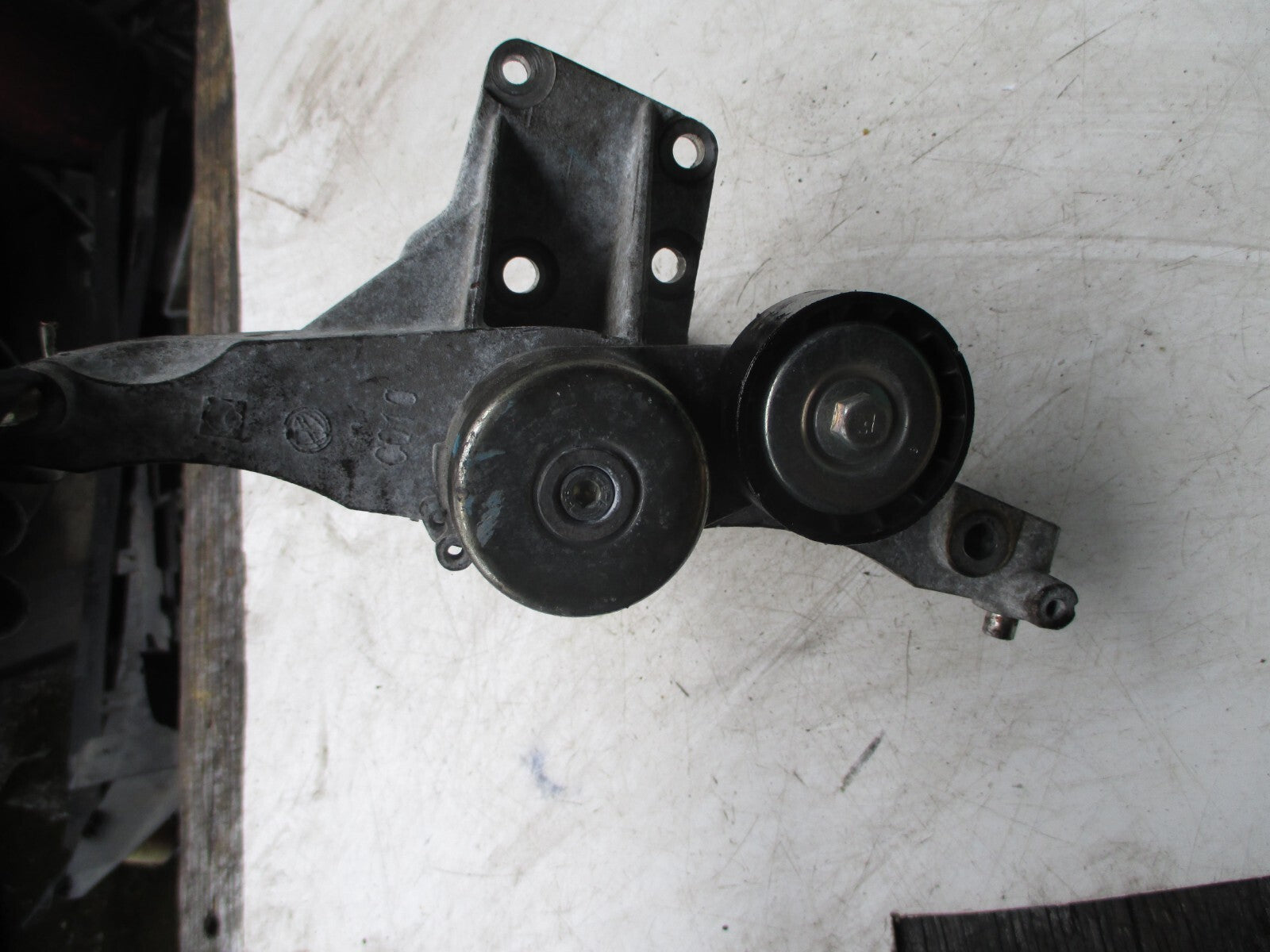 FIAT 500 2016 ENGINE MOUNT BRACKET TENSIONER PULLEY WHEEL ASSEMBLY UNIT