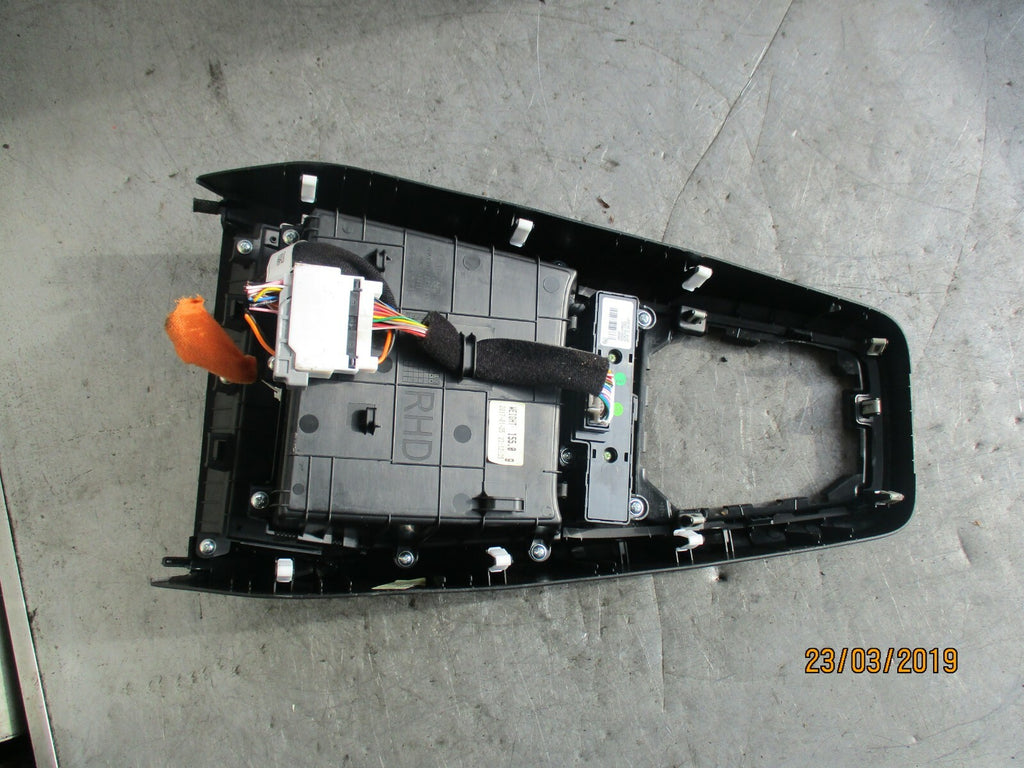 KIA RIO YB (MK4) CENTRE CONSOLE GEAR STICK SURROUND TRIM & PORTS 93300H8940