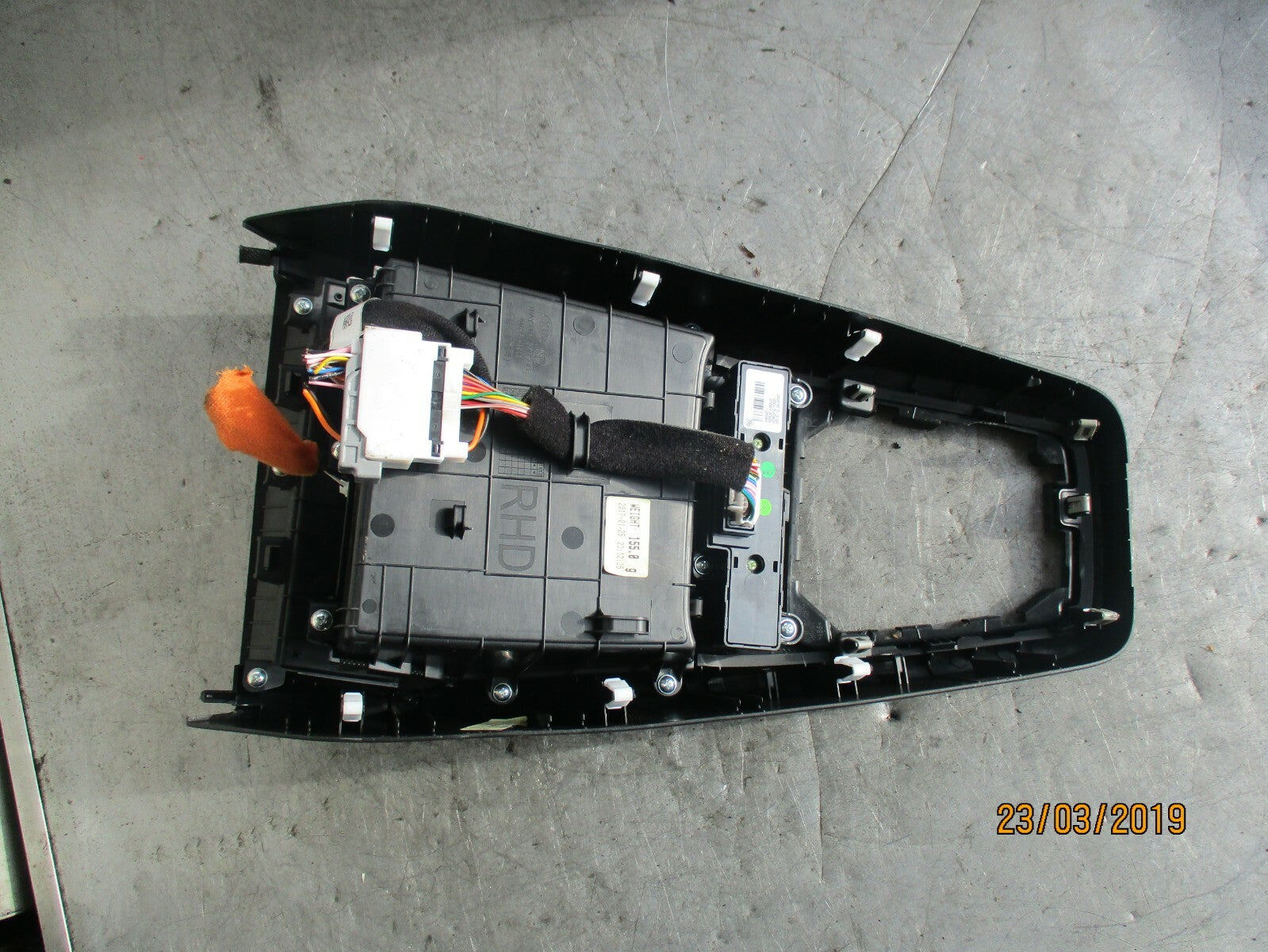 KIA RIO YB (MK4) CENTRE CONSOLE GEAR STICK SURROUND TRIM & PORTS 93300H8940