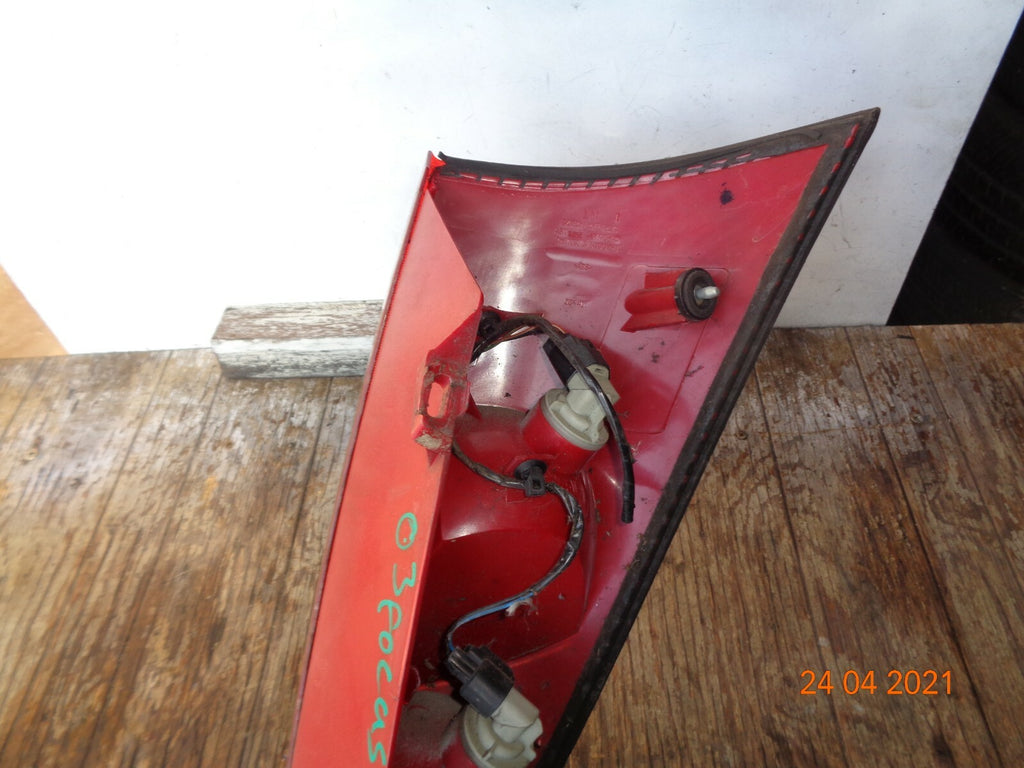 FORD FOCUS MK1 2000 NSR PASSENGER SIDE REAR BRAKE TAIL LIGHT CLUSTER
