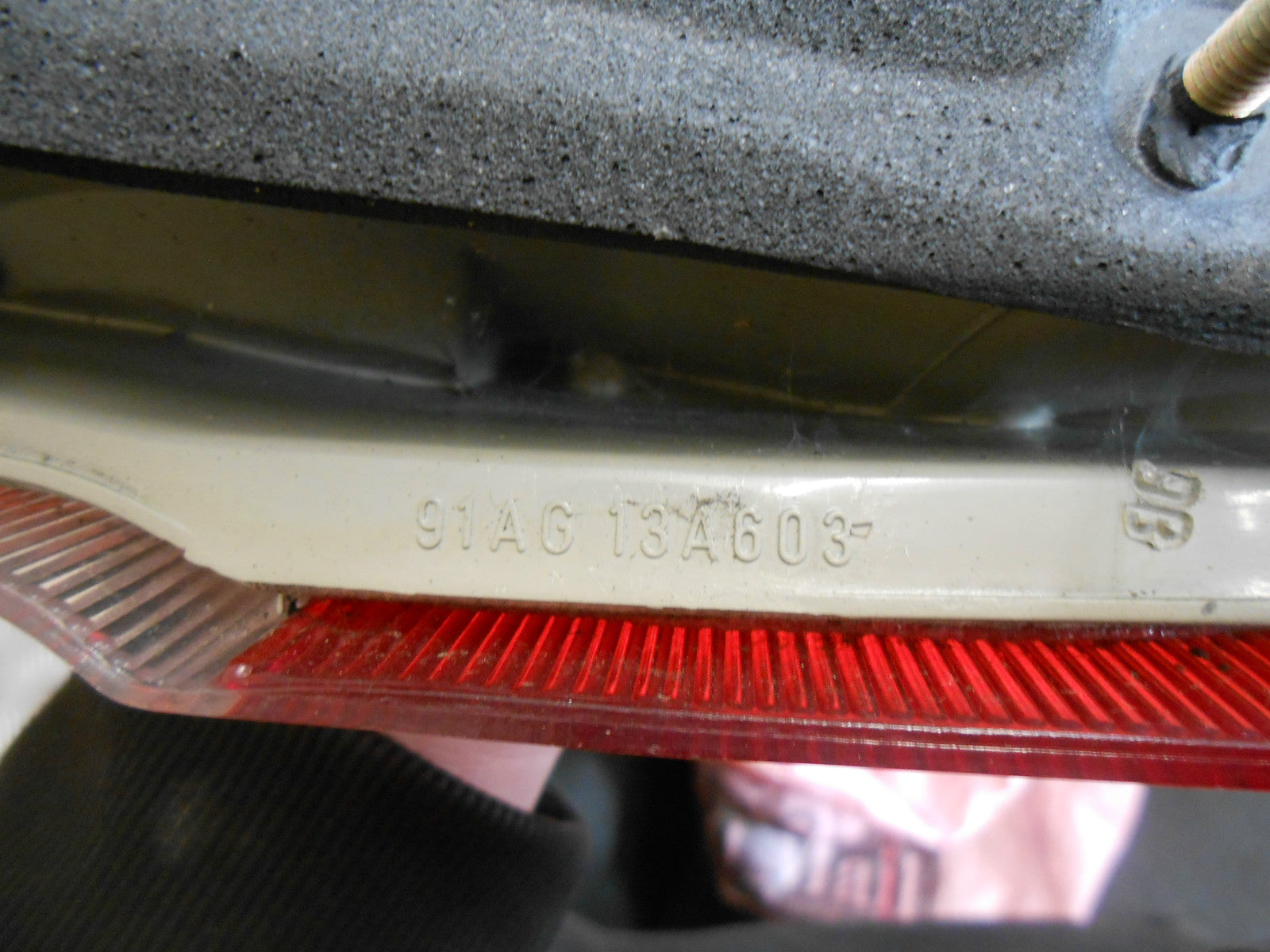 FORD ESCORT MK5 ESTATE 1995 NSR PASSENGER SIDE REAR BRAKE LIGHT ASSEMBLY