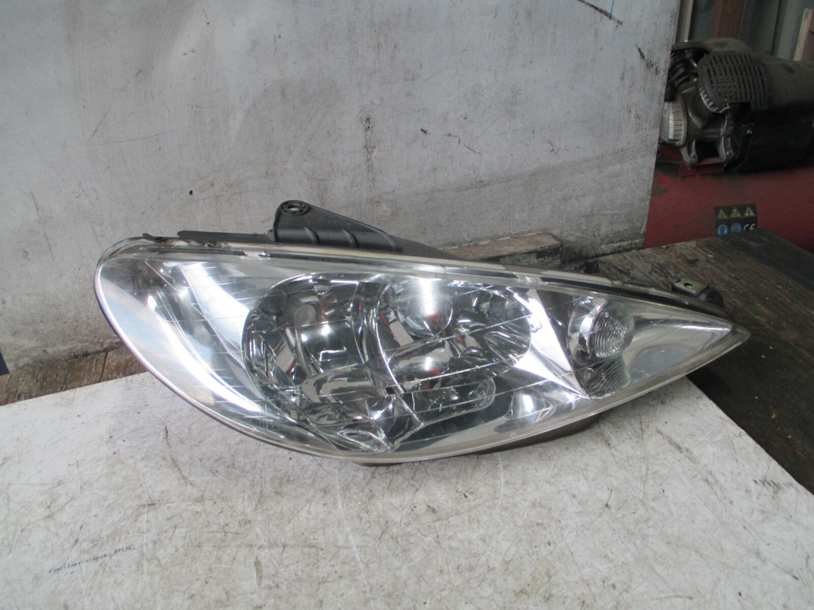 PEUGEOT 206 2004 OSF DRIVER SIDE FRONT HEADLIGHT HEADLAMP 9630869680