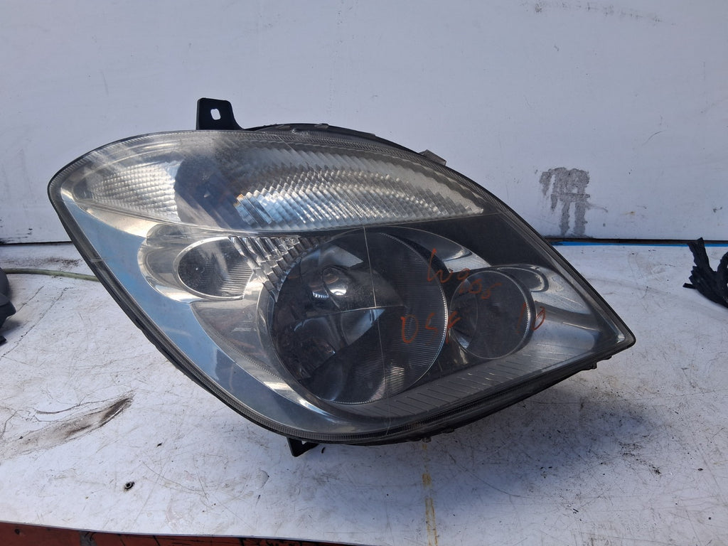 2010 MERCEDES BENZ SPRINTER W907 OSF DRIVER SIDE FRONT HEADLIGHT A9068200461