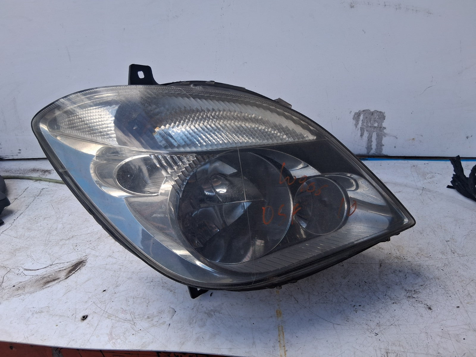 2010 MERCEDES BENZ SPRINTER W907 OSF DRIVER SIDE FRONT HEADLIGHT A9068200461