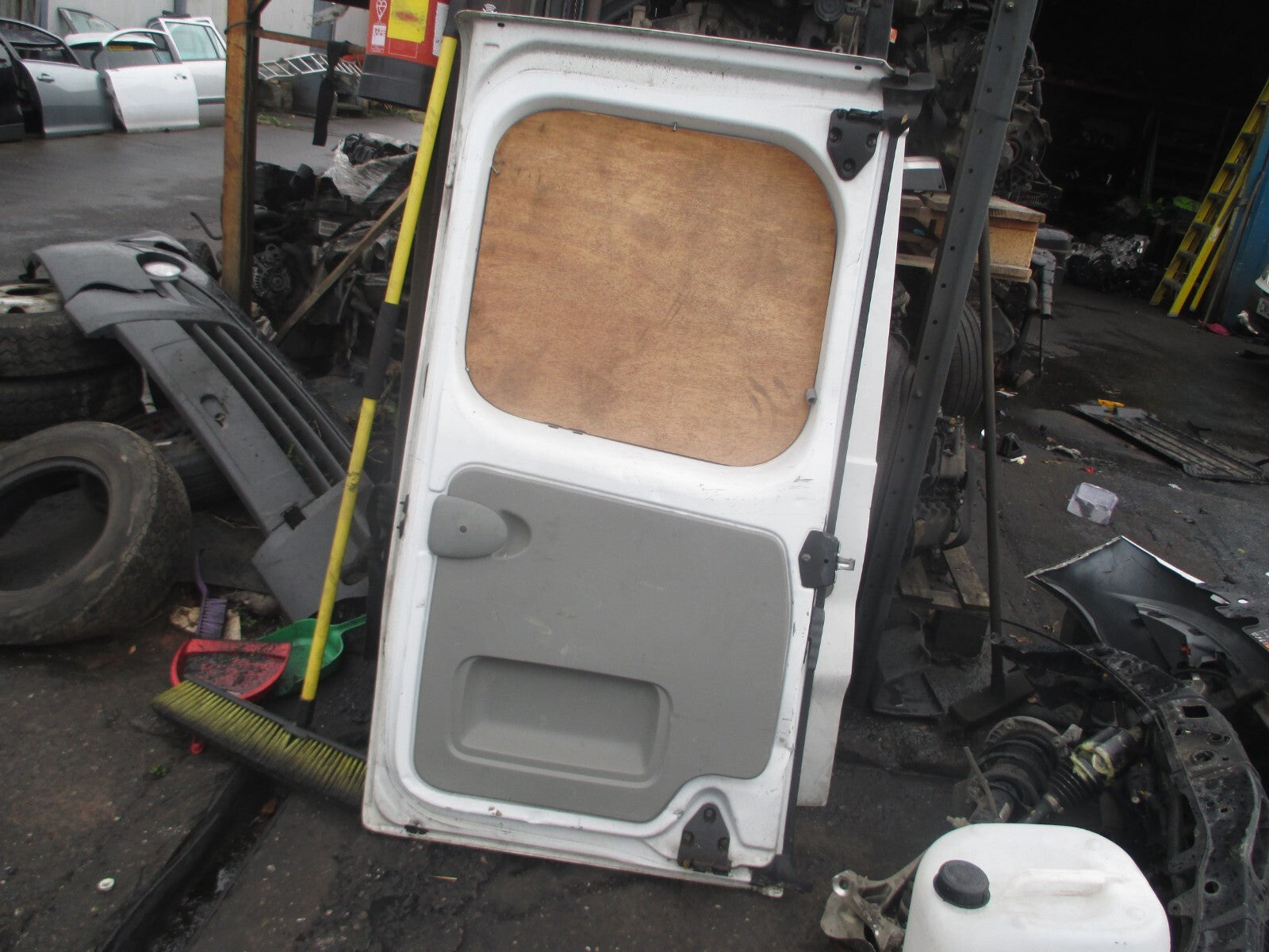 VAUXHALL VIVARO RENAULT TRAFIC MK1 2011 OSR DRIVER SIDE REAR DOOR WHITE