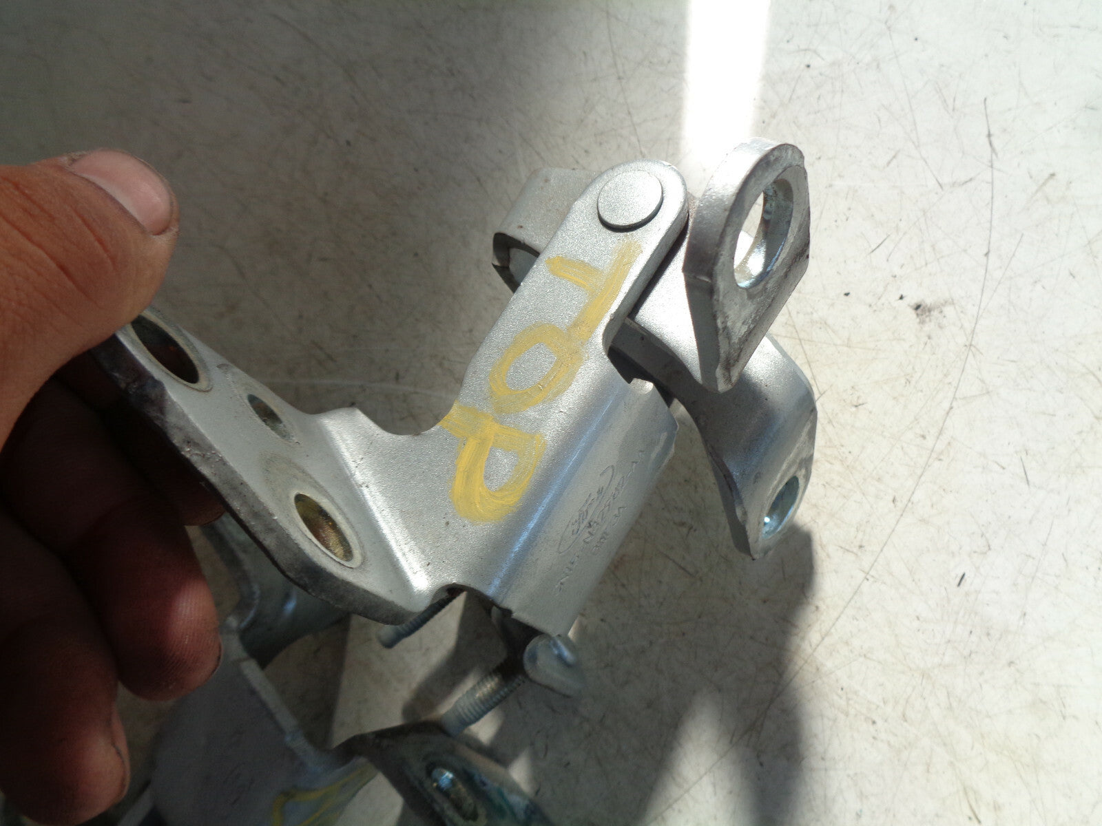 FORD ECOSPORT MK2 2017 REAR OS + NS REAR DOOR TAILGATE HINGE CN15N142982AA