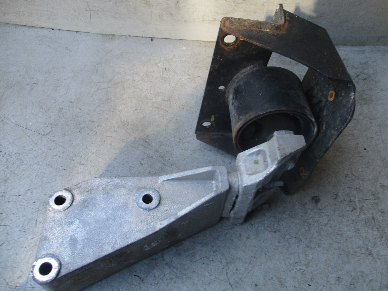 SUZUKI SWIFT MK3 2017 1.2 PETROL NS PASSENGER SIDE FRONT ENGINE MOUNT