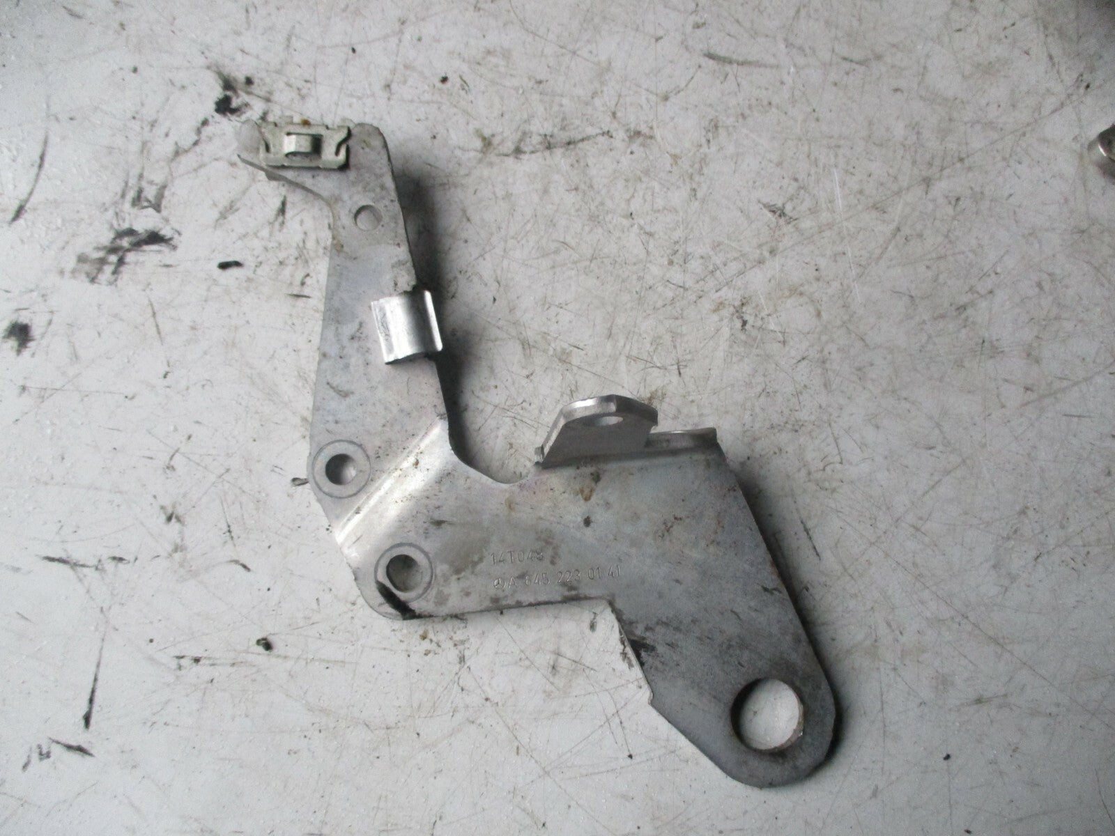 MERCEDES GLA220 2.1 170HP 2014 ANCILLARIES SUPPORT MOUNT BRACKET A6452230141