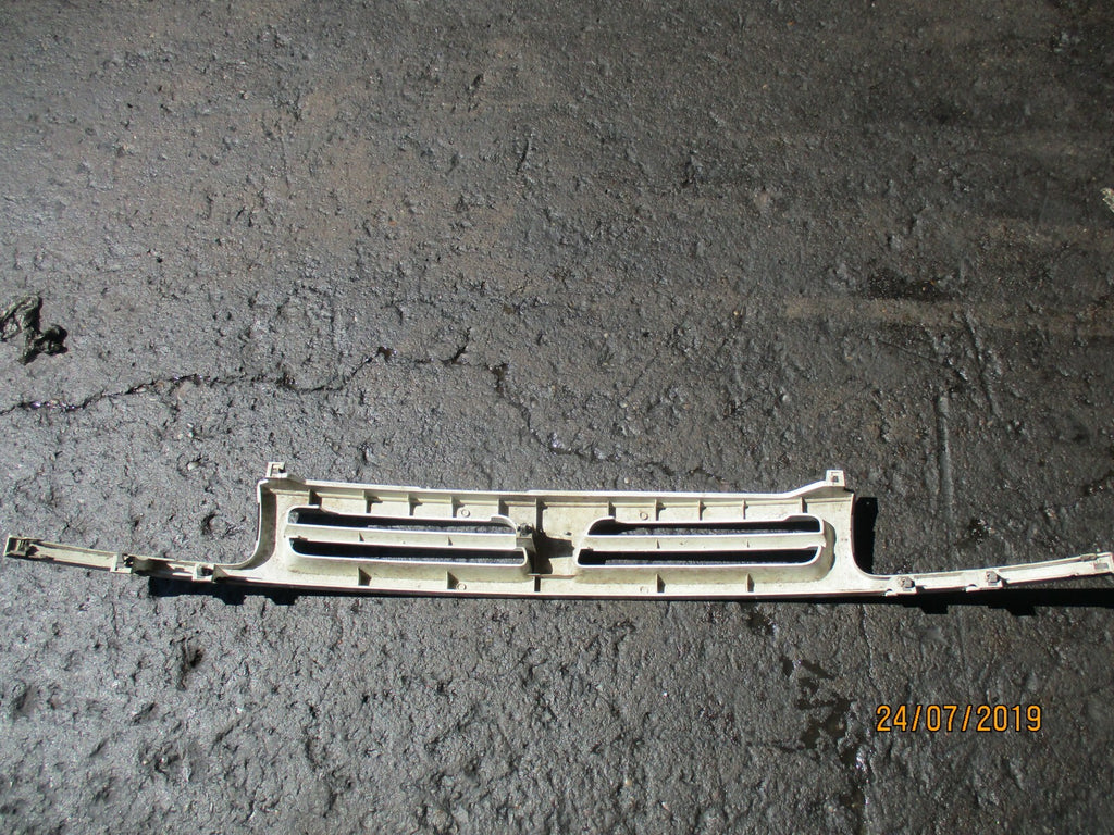 NISSAN MICRA MK3 FRONT BUMPER GRILL & EMBLEM BADGE WHITE