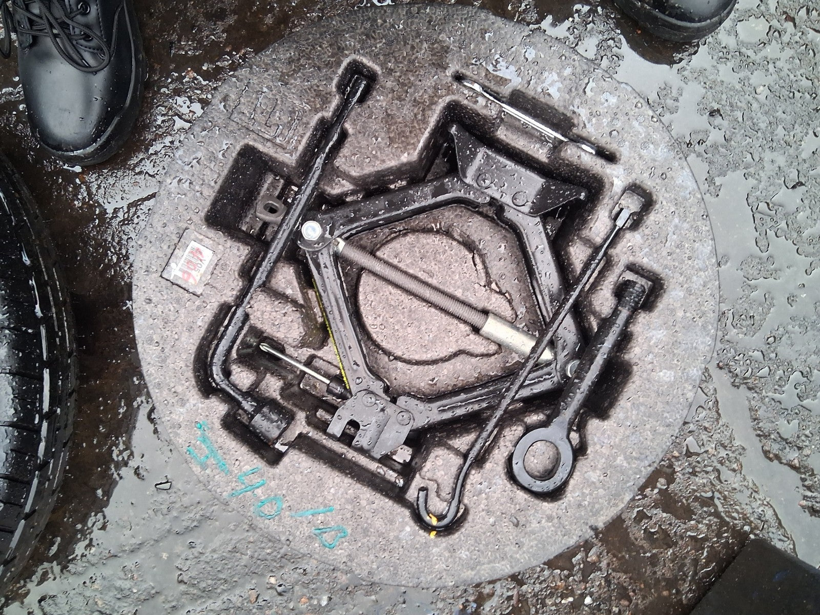 2013 HYUNDAI I40 COMPLETE JACK SET WITH TOW HOOK