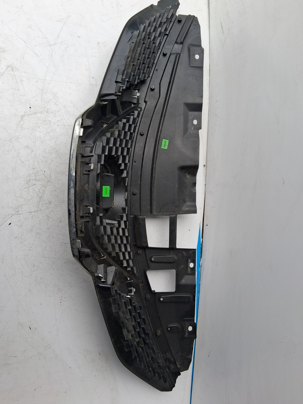 NISSAN QASHQAI J11 MK2 2018 COMPLETE UPPER BUMPER FRONT GRILL BADGE A0855479