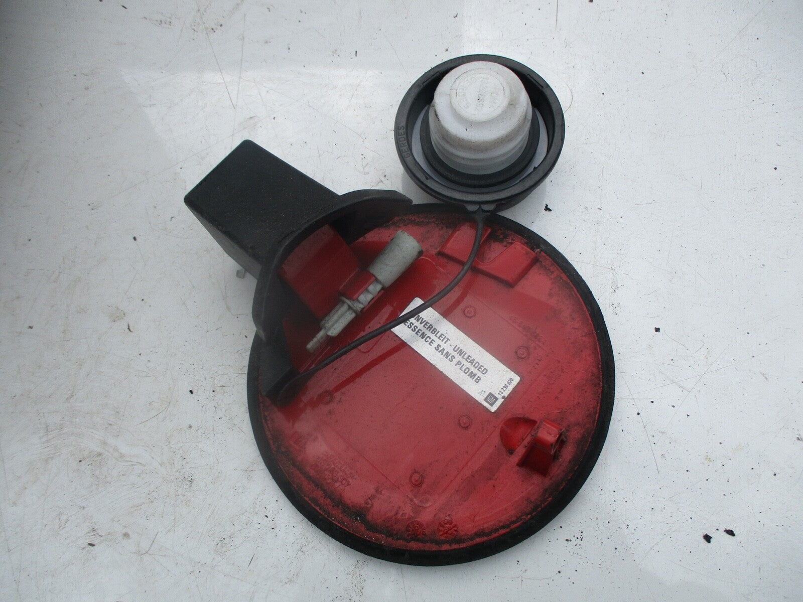 VAUXHALL CORSA D 1.3 DIESEL FUEL FILLER CAP 13 183 307 RED