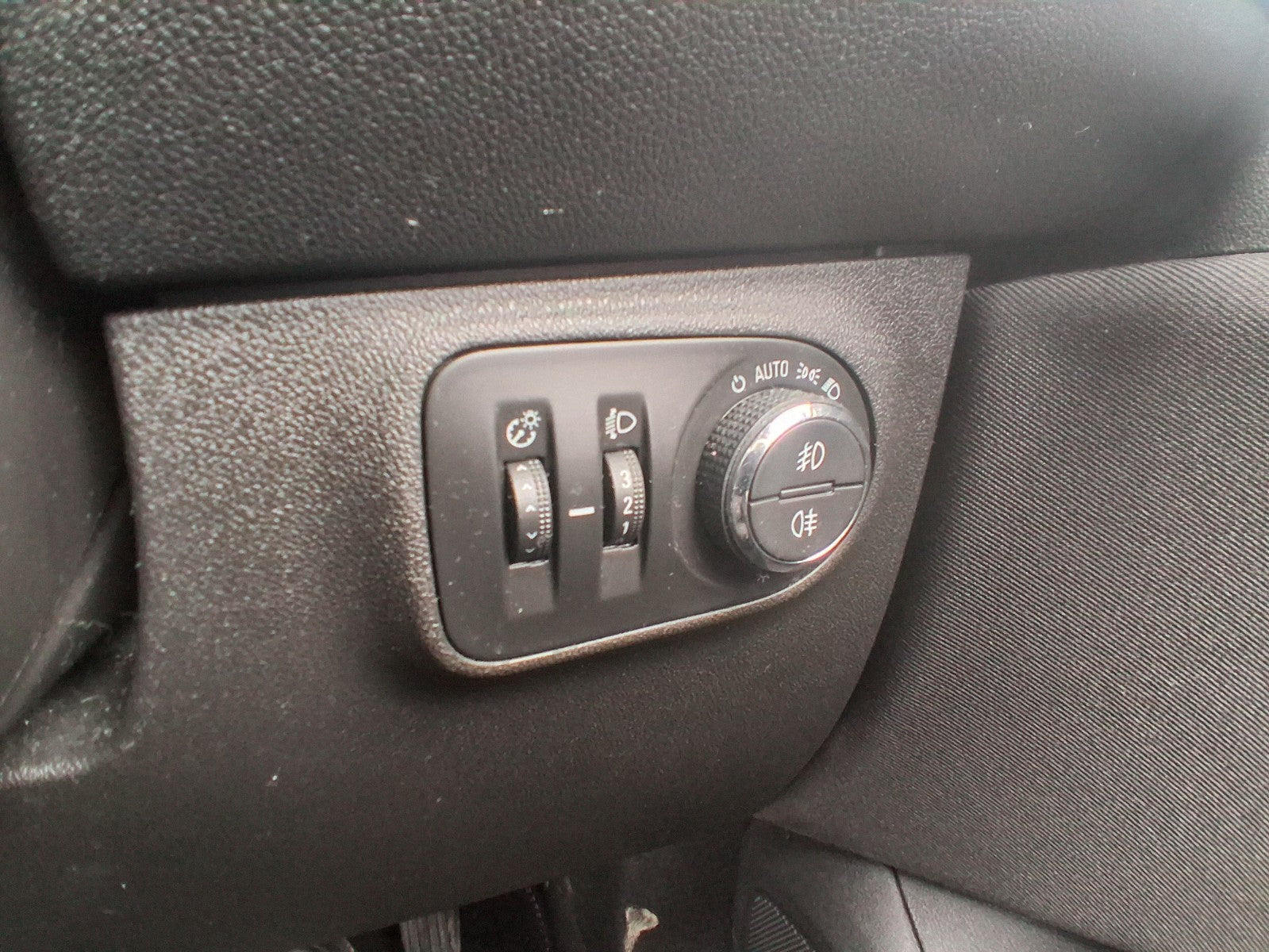 2019 VAUXHALL CORSA E HEADLIGHT AND FOG LIGHT CONTROL SWITCH