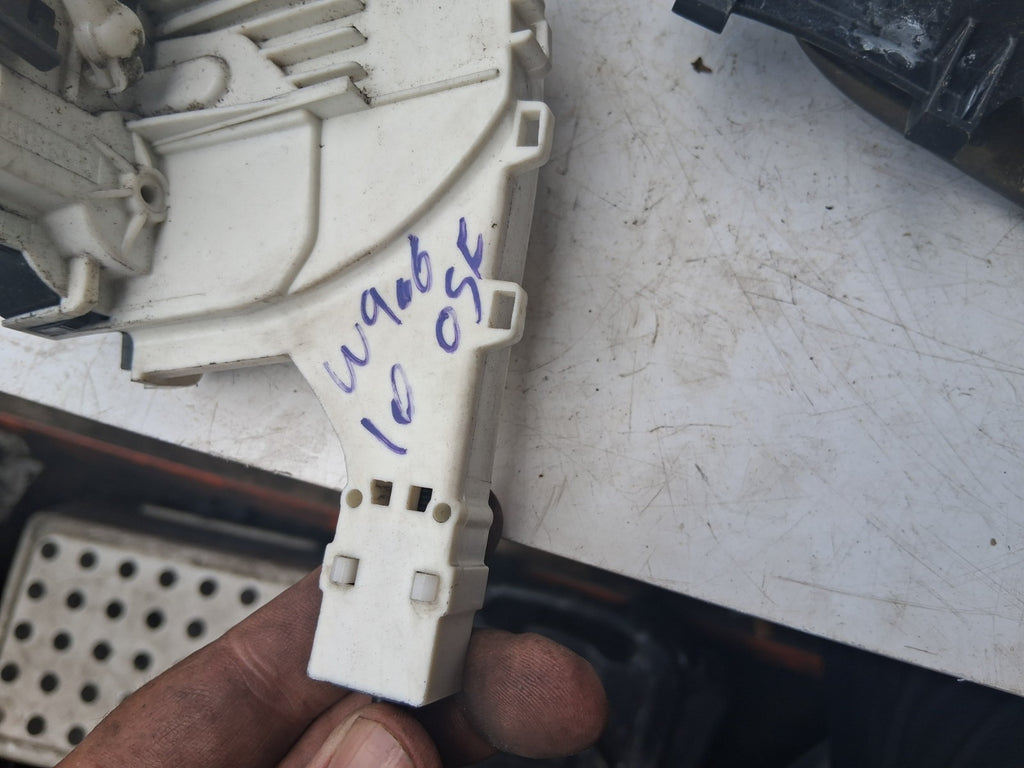 MERCEDES BENZ SPRINTER W906 2016 OSF DRIVER FRONT DOOR LOCK HANDLE A9067201835