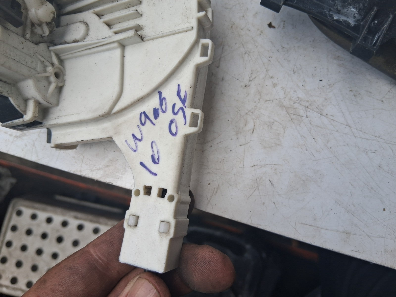 MERCEDES BENZ SPRINTER W906 2016 OSF DRIVER FRONT DOOR LOCK HANDLE A9067201835