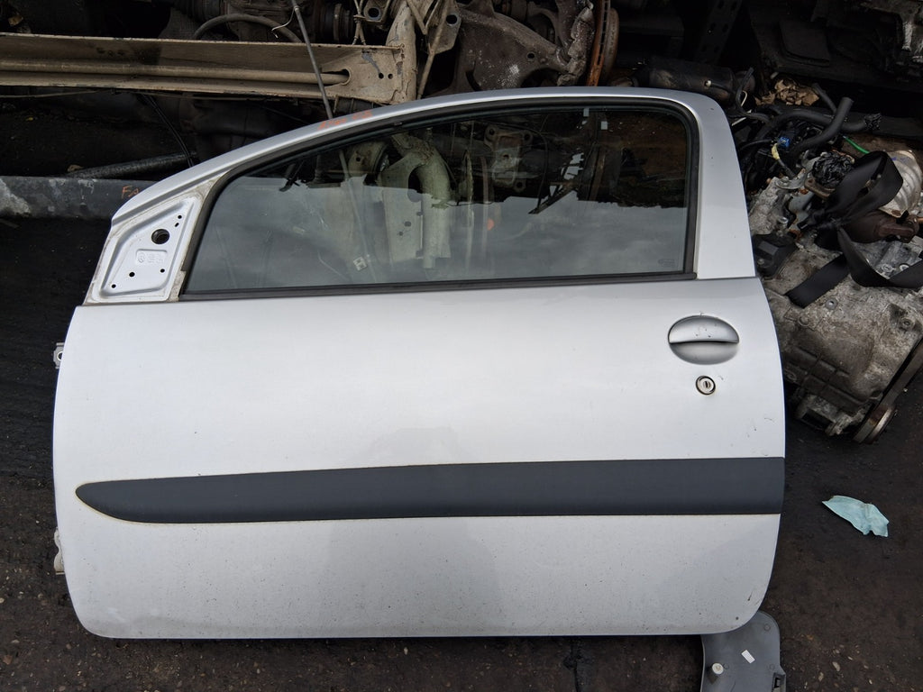 2008 TOYOTA AYGO MK1 3 DOOR NSF PASSENGER SIDE FRONT LEFT COMPLETE DOOR SILVER