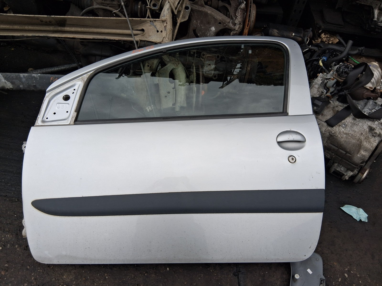 2008 TOYOTA AYGO MK1 3 DOOR NSF PASSENGER SIDE FRONT LEFT COMPLETE DOOR SILVER