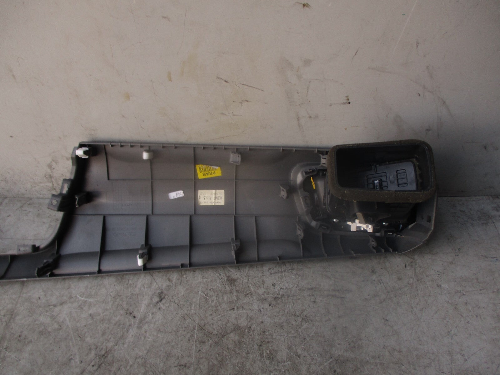 2018 KIA STONIC PASSENGER FRONT AIR VENT & DASHBOARD PANEL COVER TRIM 84721H8RA0