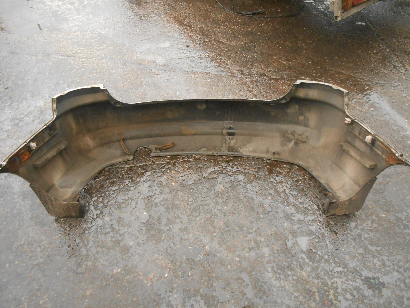 KIA CARENS MK2 FACELIFT 2004 REAR BACK PLASTIC BUMPER SILVER DAMAGED